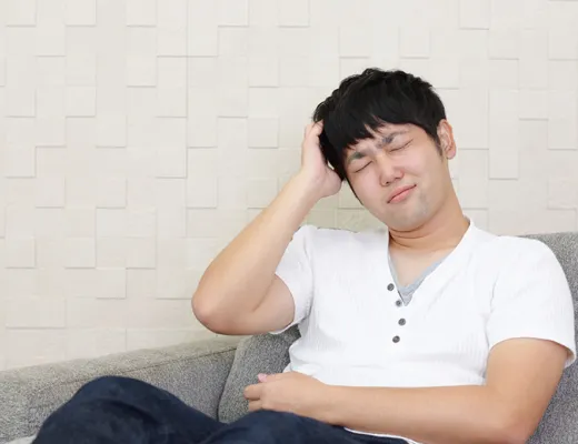 悩んでいる男性