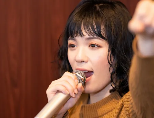 歌っている女性