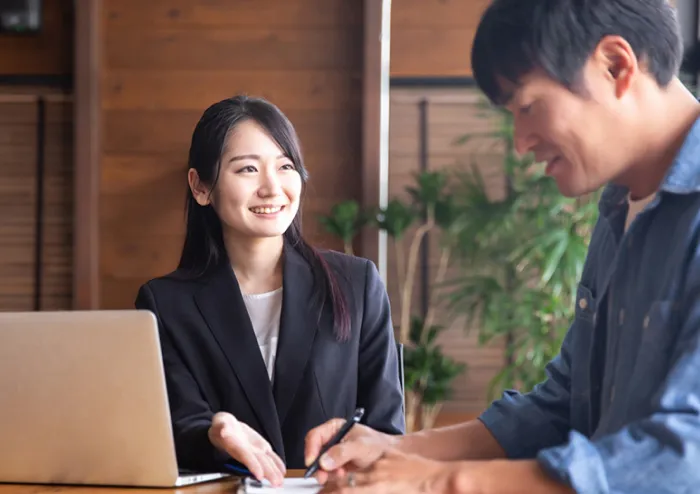 女性講師と話す男性