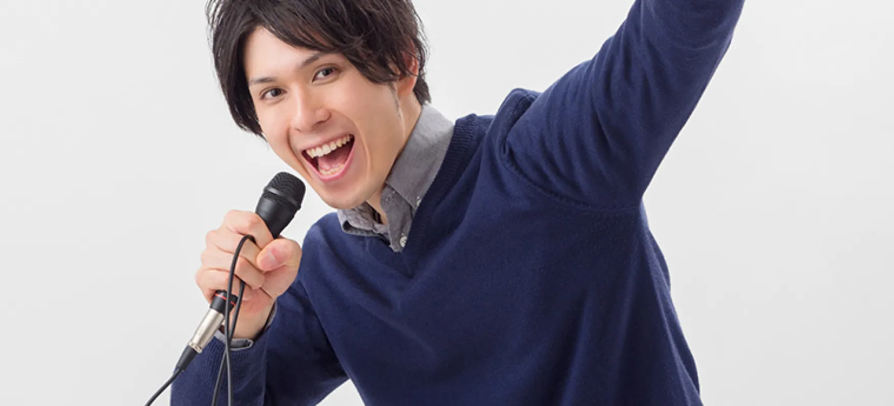 歌っている男性