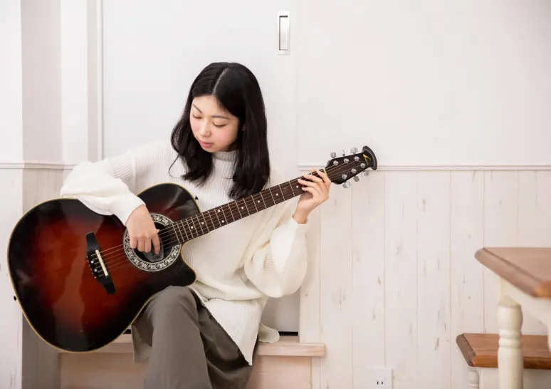 ギターを弾く女性