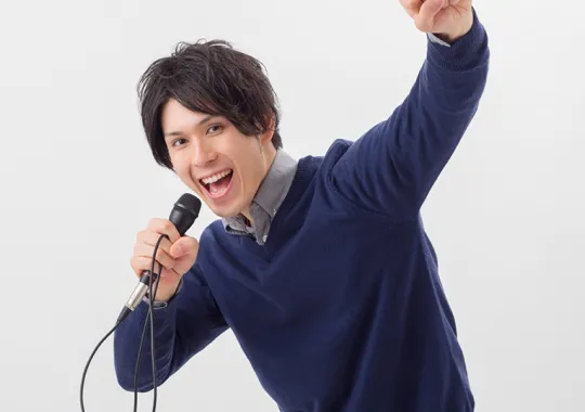 歌っている男性